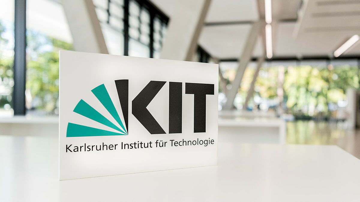 KIT Logo auf einem Tisch