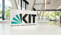 KIT Logo auf einem Tisch