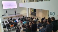 Professor Toussaint der TU Berlin hält einen Vortrag
