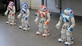 4 NAO Roboter stehen in einer Reihe